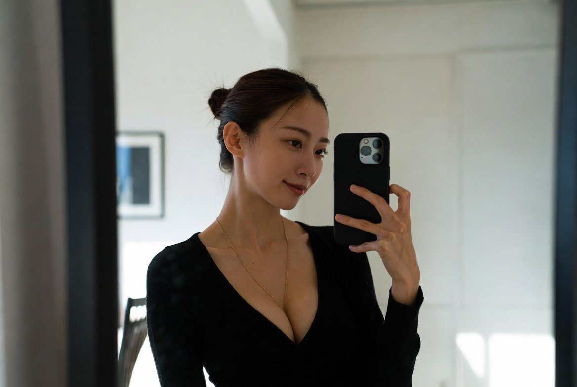 japanese women elegant travel outfits